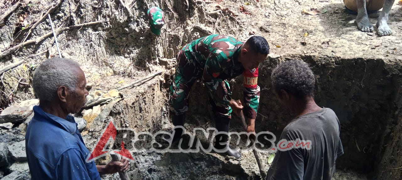 Gunakan Peralatan Sederhana Babinsa Kodim 1621/TTS Kerja Bakti Gali Sumur Bersama Masyarakat