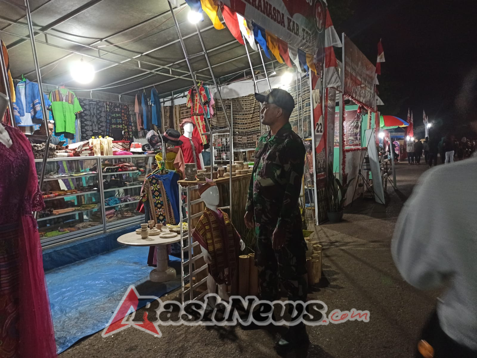 Babinsa 1621/TTS Monitoring Pasar Malam Di Lapangan Puspenmas So’e, Wujud Dukung Hiburan Rakyat Dan Ekonomi Lokal