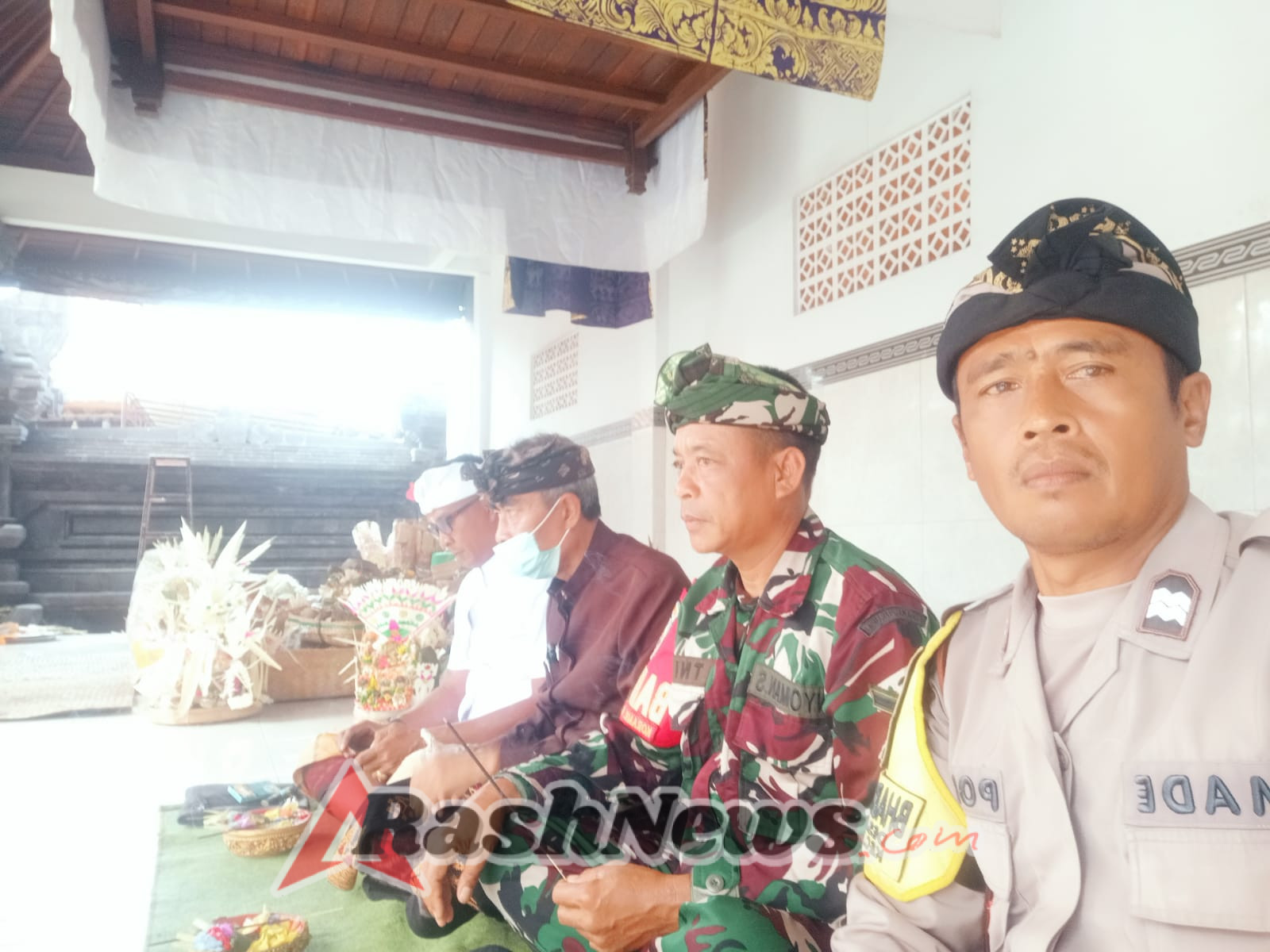 Perkuat Hubungan dengan Masyarakat, Babinsa Medahan Hadiri Ritual Melaspas Pura Dalem Peling