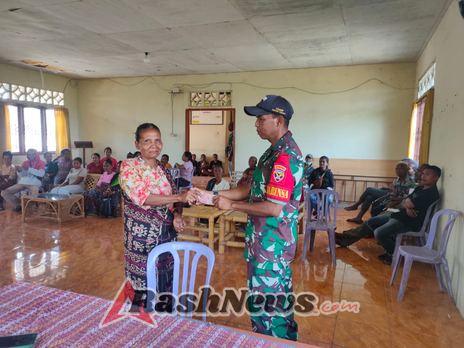 Babinsa Turut Hadir dalam Penyaluran BLT-DD di Kopong, Wujud Peduli Rakyat