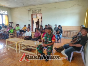 Babinsa Dampingi Pembagian BLT-DD untuk 13 KPM di Desa Kopong