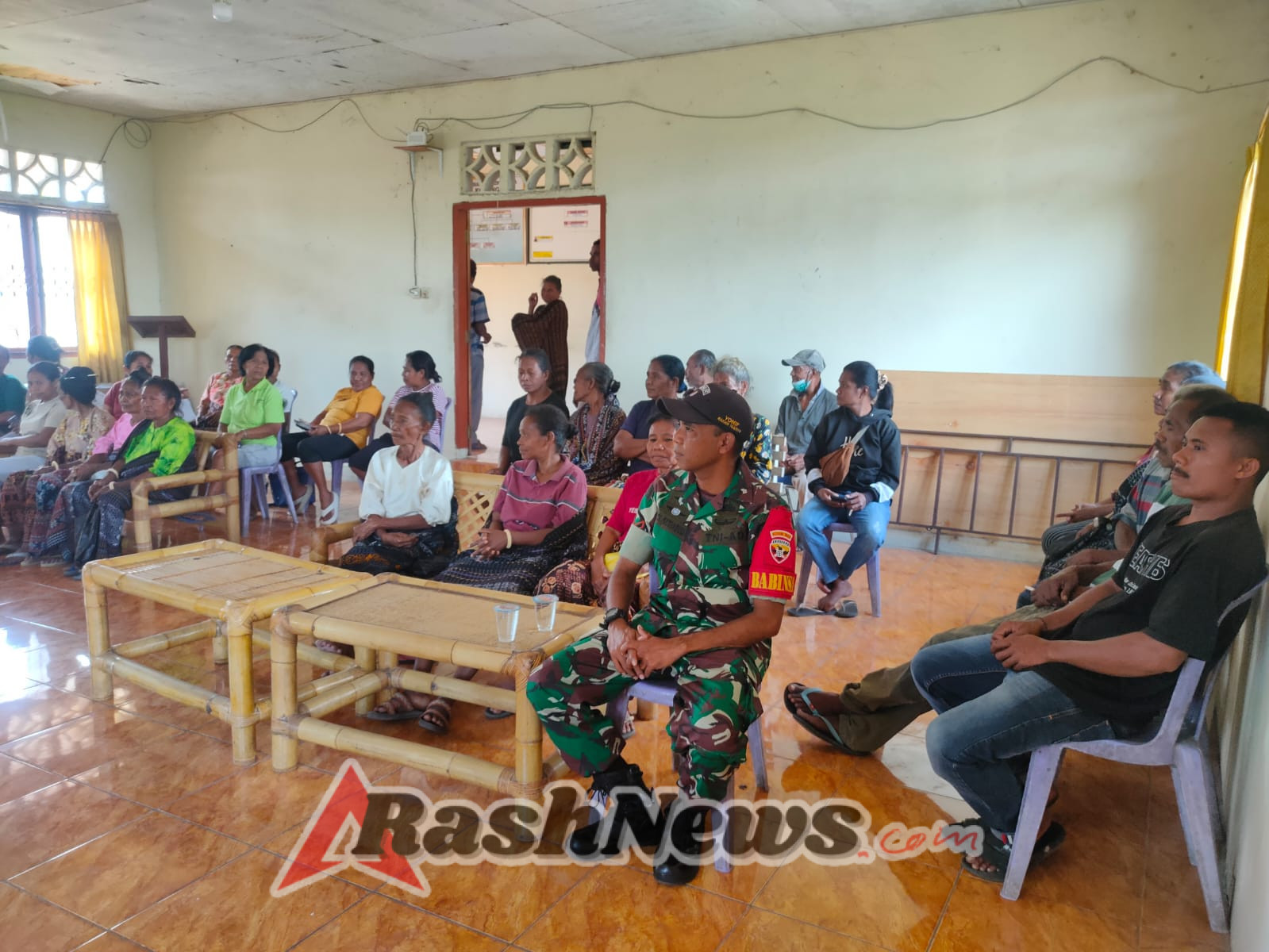 Babinsa Dampingi Pembagian BLT-DD untuk 13 KPM di Desa Kopong