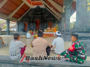 Upacara Keagamaan Digelar Desa Bunga Mekar dan Sekartaji, Babinsa Hadir Tegaskan Komitmen TNI Selalu Hadir Ditengah Masyarakat