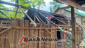 Bantu Warga Bongkar Atap Rumah Babinsa Jalin Keakraban Dengan Warga