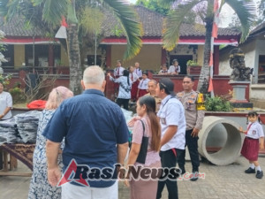 Bhabinkamtibmas Desa Nyuhtebel Dampingi Kades dan Karyawan Bayshore Hotel, Menyalurkan Bantuan Kepada Anak – anak Sekolah.