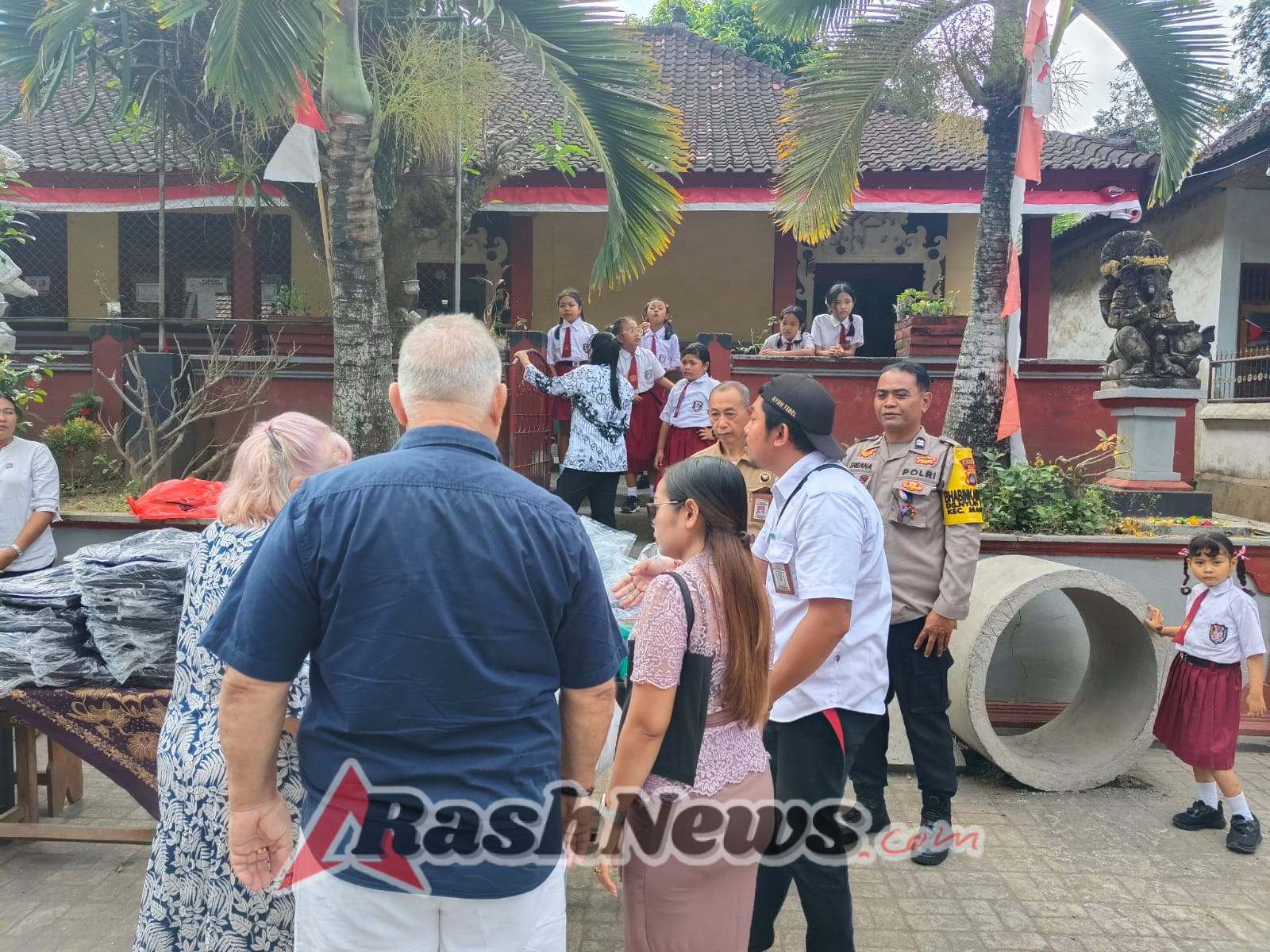 Bhabinkamtibmas Desa Nyuhtebel Dampingi Kades dan Karyawan Bayshore Hotel, Menyalurkan Bantuan Kepada Anak – anak Sekolah.