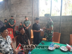 Dandim bersama Perwira dan anggota melayat kerumah duka alm.Anggotanya yang meninggal