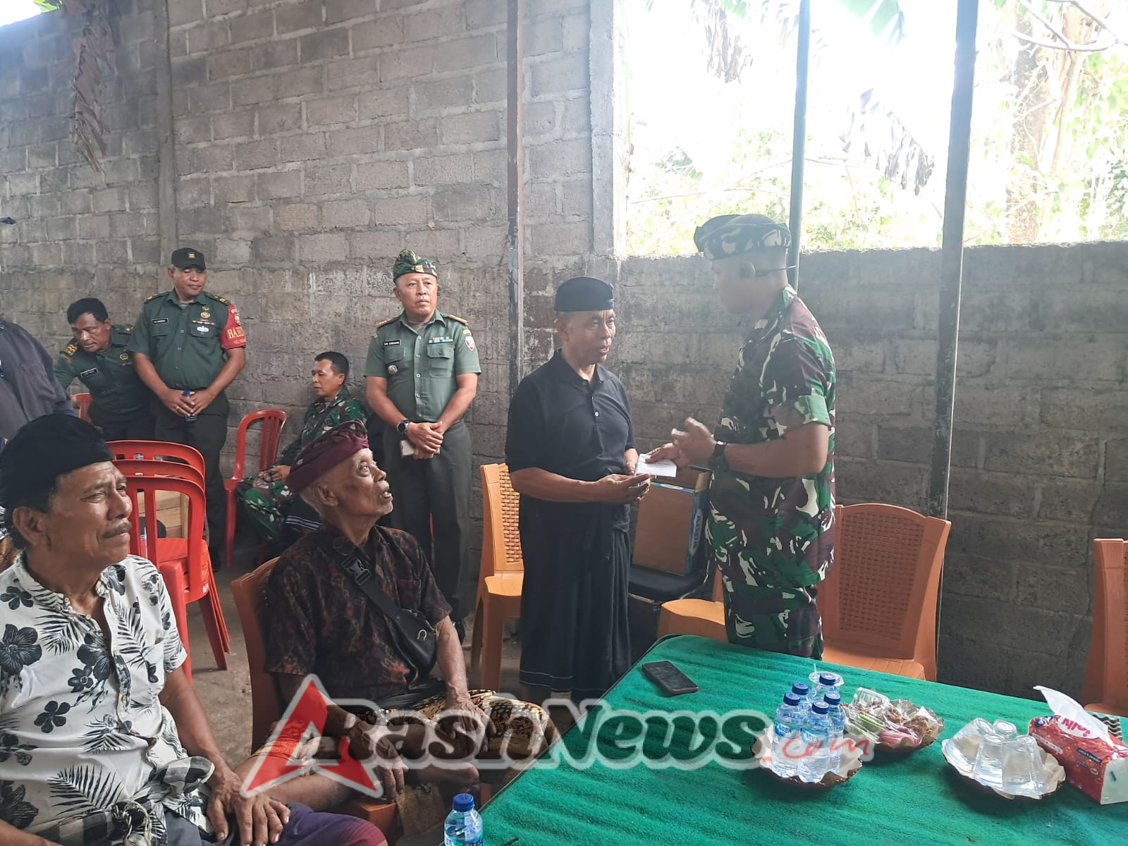 Dandim bersama Perwira dan anggota melayat kerumah duka alm.Anggotanya yang meninggal