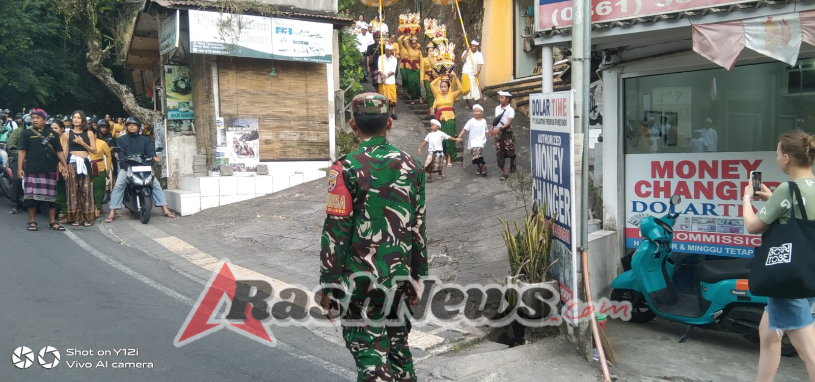 Ratusan Warga Ikuti Upacara Melasti, Babinsa Ubud Dampingi dengan Pelayanan Humanis