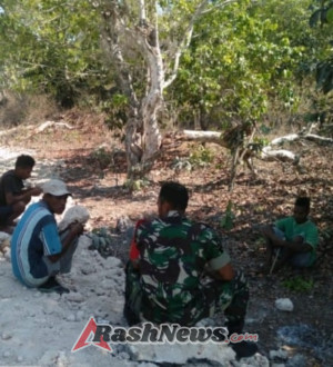 Tingkatkan Keamanan dan Kesehatan, Babinsa Ingatkan Warga Desa Suelain