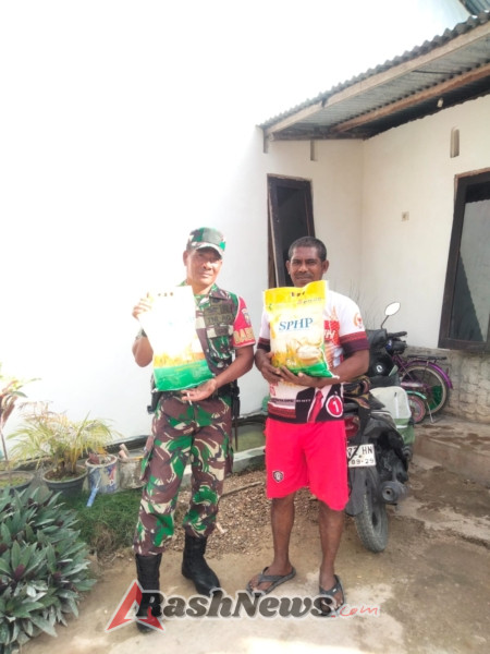 TNI Hadir untuk Rakyat, Babinsa Kawal Penyaluran Beras SPHP di Rote Ndao