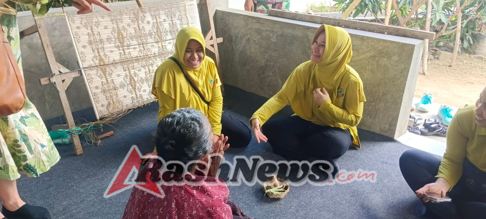 Babinsa dan Ibu Dandim Monitoring dan Dorong Kreativitas Masyarakat Desa Manulondo