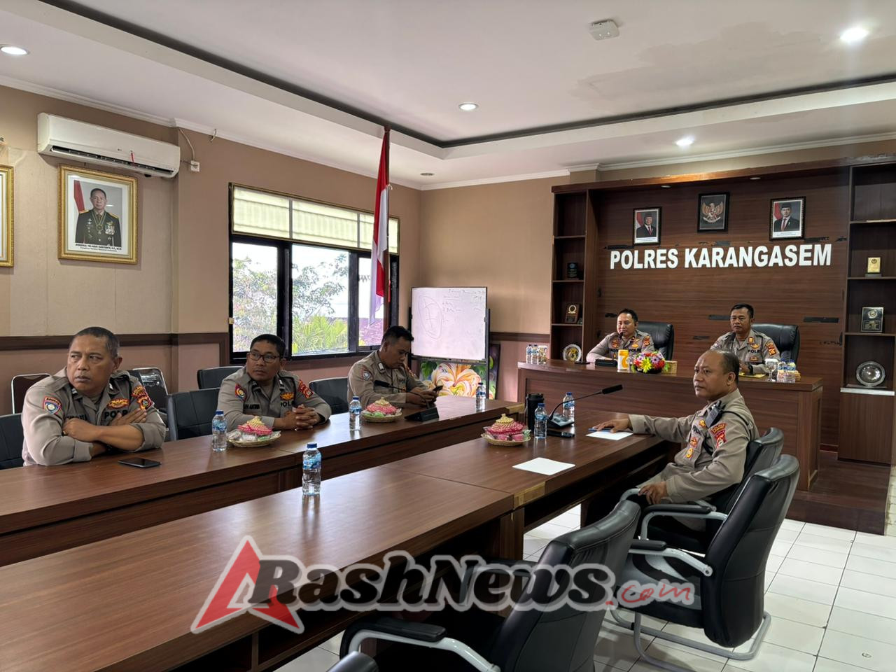 Kasat Binmas Dampingi Wakapolres Karangasem Melaksanakan Kegiatan Anev Rutin Bhabinkamtibmas melalui Zoom Meeting