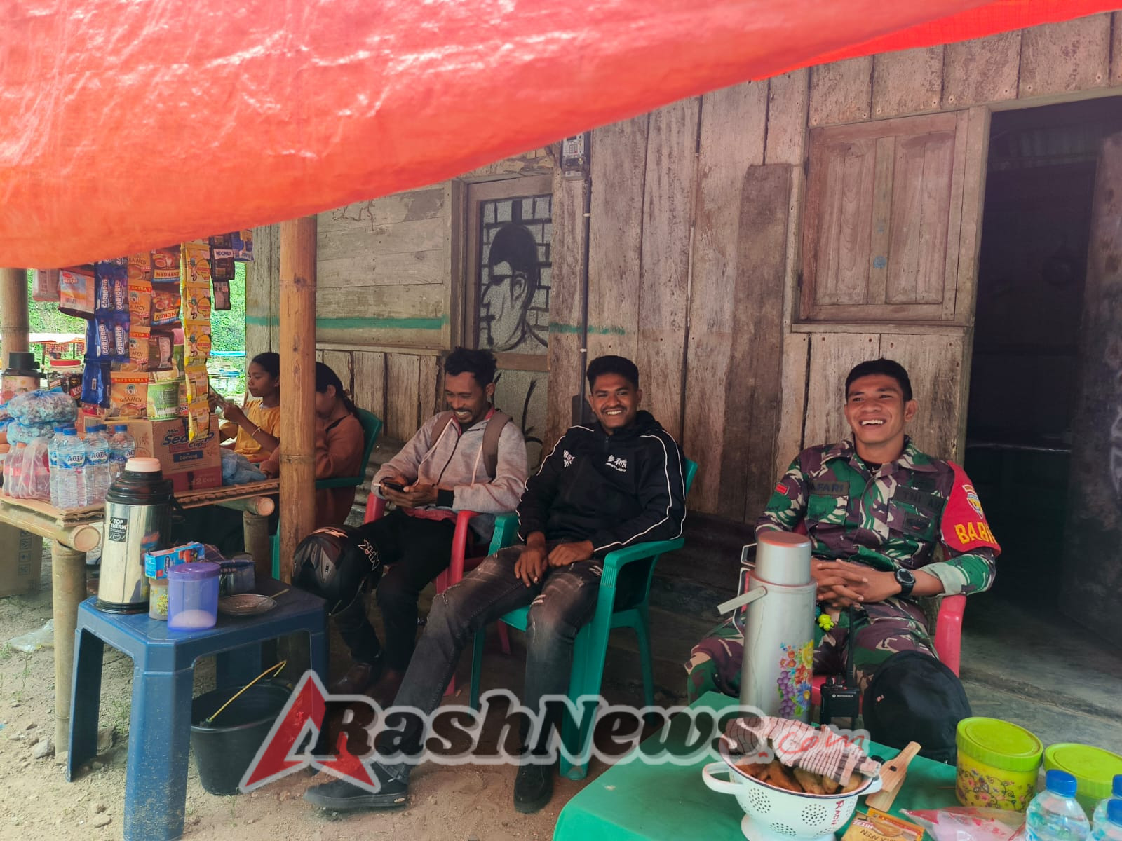 Dekatkan Diri dengan Masyarakat, Babinsa Lakukan Monitoring dan Komsos di Ende