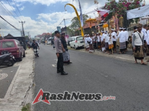 Bhabinkamtibmas Desa Kukuh Pengamanan Upacara Ngebijiang