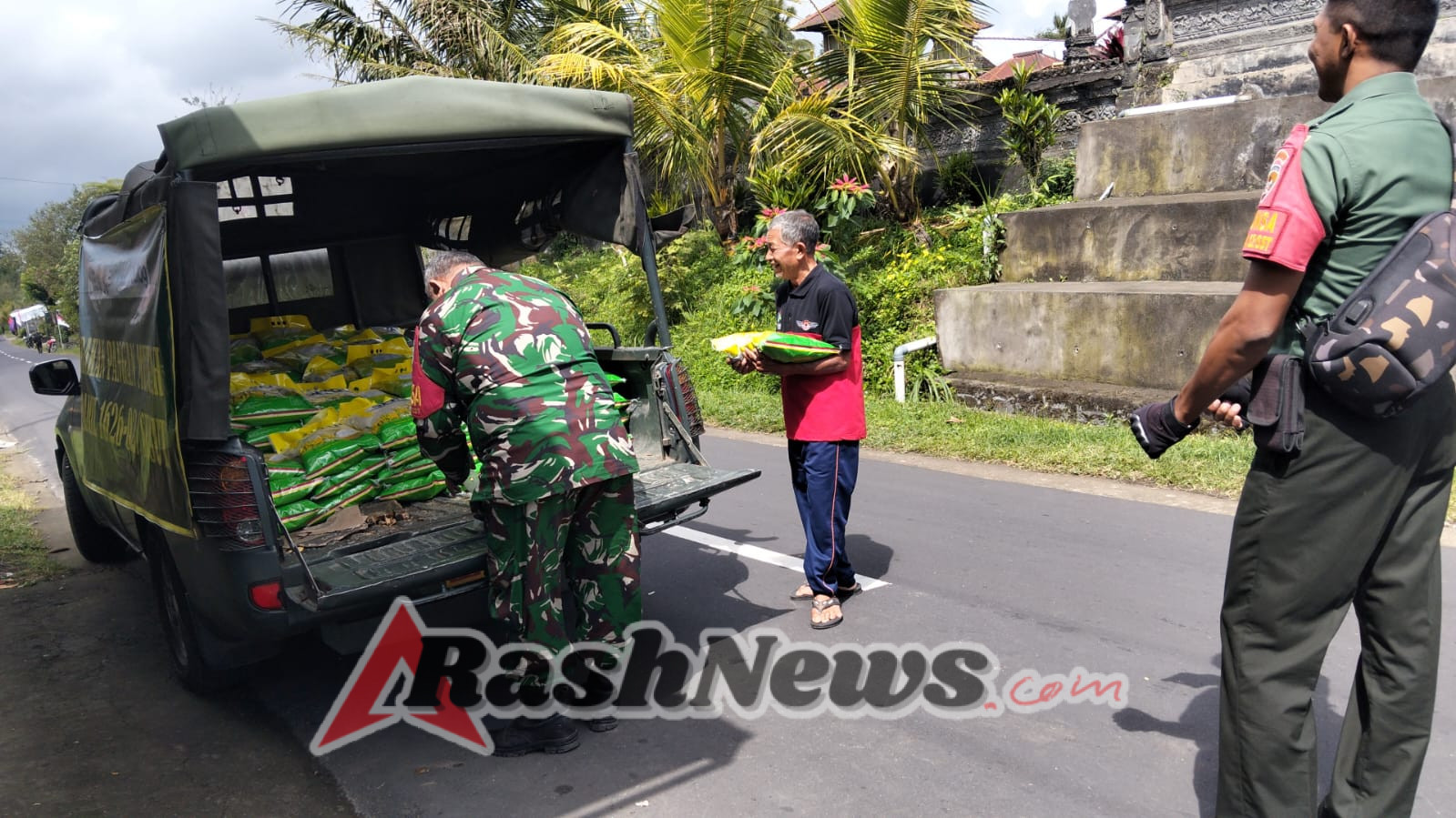 Babinsa Koramil 1626-02/Susut Fasilitasi Pasar Murah Melalui Program GPM