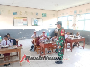 Hadir di Tengah Siswa, Babinsa Kintamani Pastikan Kelancaran Program Makan Bergizi Gratis