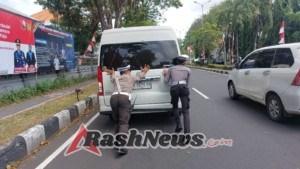 Polri Berikan Pelayanan Maksimal, Sat Lantas Bantu Dorong Mobil Mogok di Depan Gedung Wistisaba Bandara Ngurah Rai