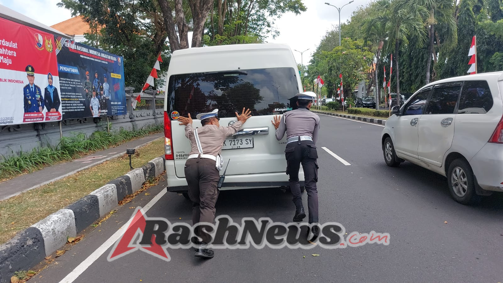 Polri Berikan Pelayanan Maksimal, Sat Lantas Bantu Dorong Mobil Mogok di Depan Gedung Wistisaba Bandara Ngurah Rai