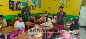 Babinsa Wetabua Pantau Pembagian Makan Sehat Bergizi di SD