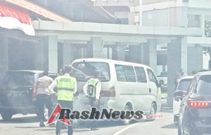 Polisi Sigap Dorong Mobil Mogok di Terminal Domestik Bandara Ngurah Rai
