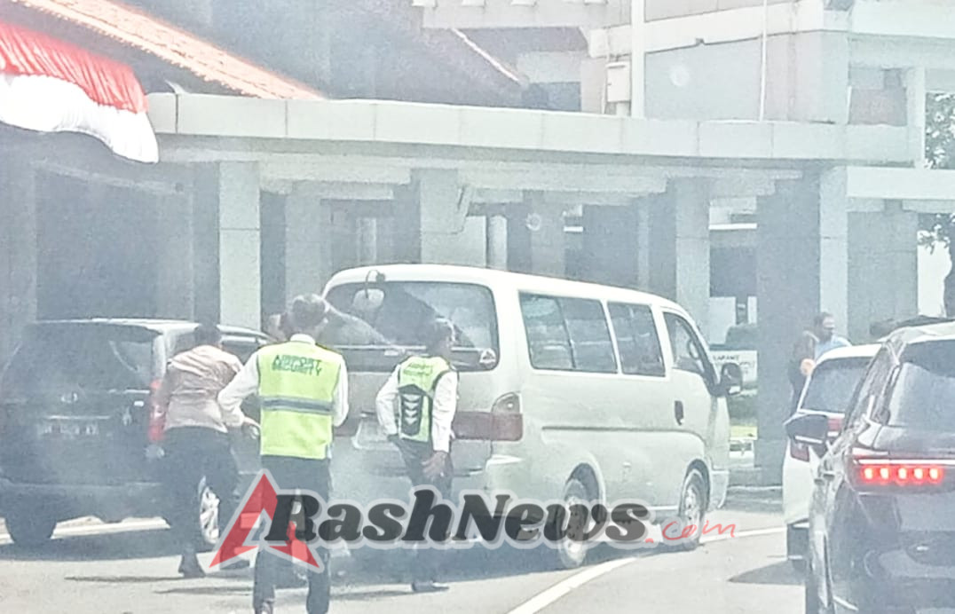 Polisi Sigap Dorong Mobil Mogok di Terminal Domestik Bandara Ngurah Rai