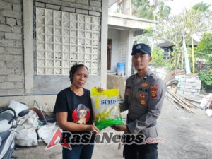 Tidak Hanya Menjaga Keamanan, Polsek Pupuan Juga Mendistribusikan Bantuan Pangan Untuk Masyarakat