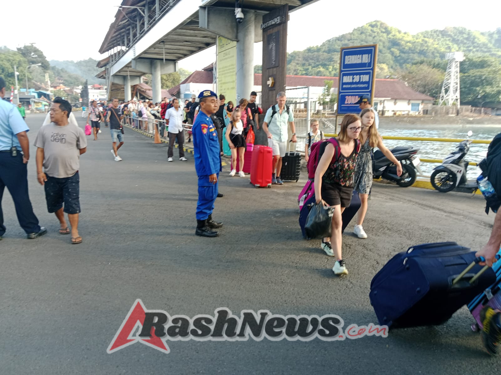 Sat Polairud Polres Karangasem Kawal Keamanan Penyeberangan di Pelabuhan Padangbai