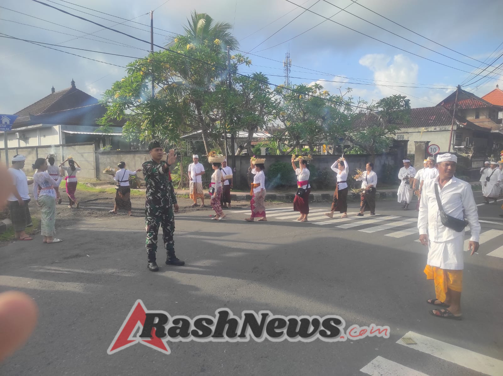Sarat Tradisi Dan Guyub Rukun, Dikawal Babinsa Kamasan Prosesi Ngeroras Berjalan Aman