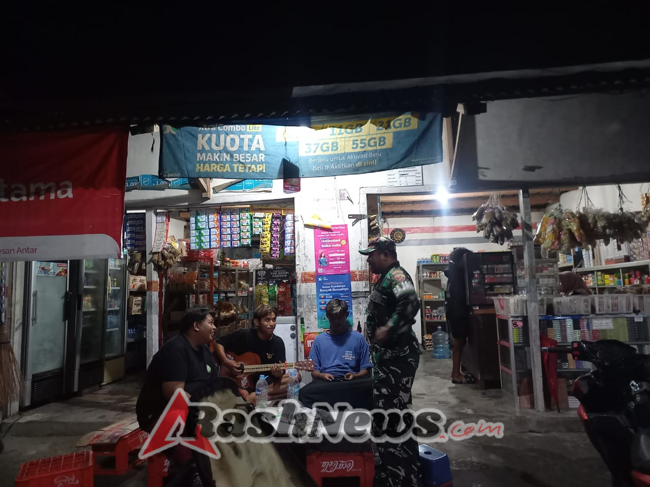 Patroli Malam Babinsa Sekongkang Perkuat Keamanan Lingkungan