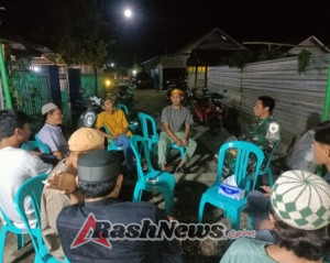 Cegah Gangguan Kamtibmas, Babinsa Seteluk Gelar Patroli Malam Sekaligus Informasikan Program Sembako Murah