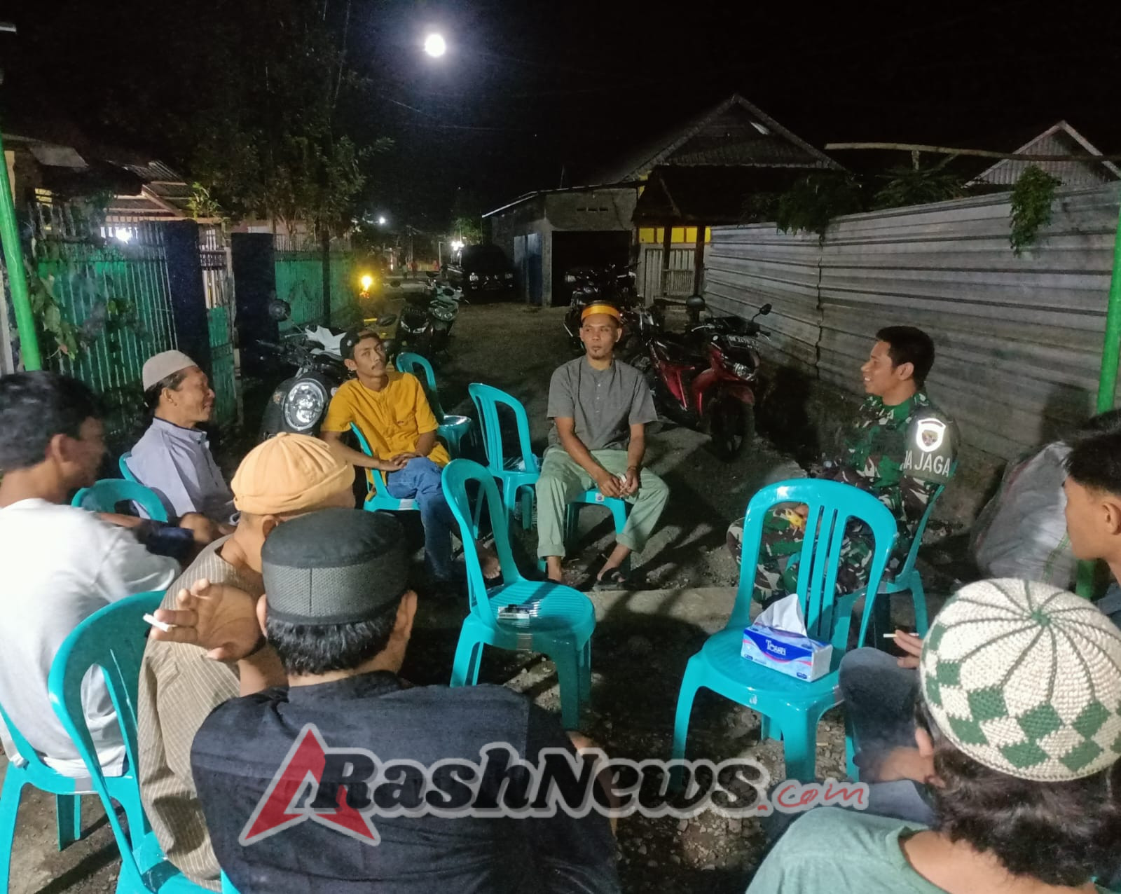 Cegah Gangguan Kamtibmas, Babinsa Seteluk Gelar Patroli Malam Sekaligus Informasikan Program Sembako Murah