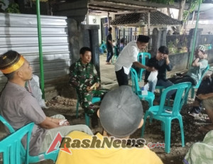 Cegah Gangguan Kamtibmas, Babinsa Seteluk Gelar Patroli Malam Sekaligus Informasikan Program Sembako Murah