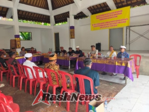 ​Jaga Tradisi dan Kerukunan, Babinsa Sepang Hadiri Rapat Persiapan Upacara Piodalan di Pura Puseh Desa Adat Sepang.