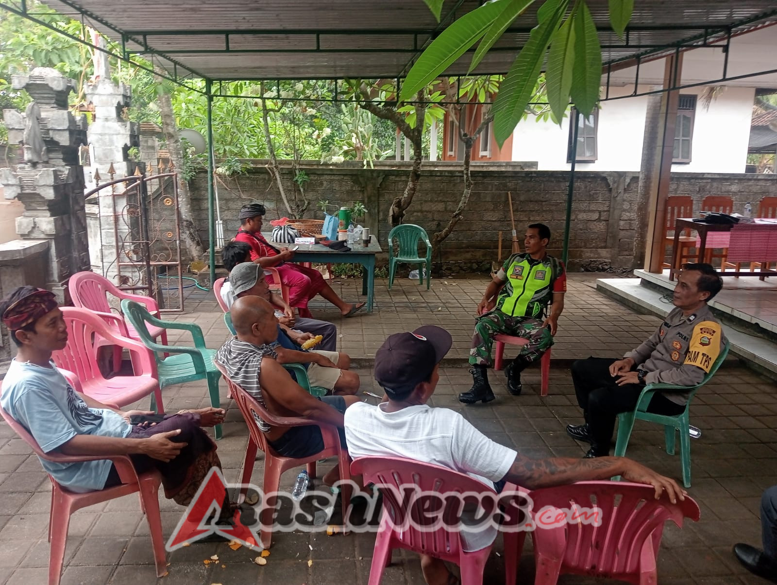Memastikan keamanan dan Ketertiban di Daerah Binaan Babinsa Sambirenteng dan Bhabinkamtibmas sambangi Warga Binaan