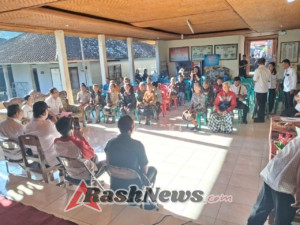 BLT Dana Desa Ringankan Beban Ekonomi Warga Pedawa di Tengah Kebutuhan Harian