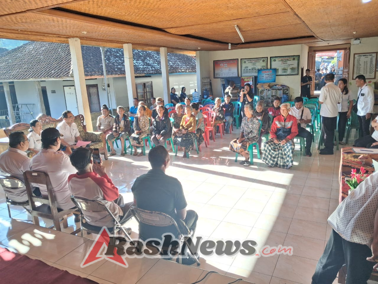 BLT Dana Desa Ringankan Beban Ekonomi Warga Pedawa di Tengah Kebutuhan Harian