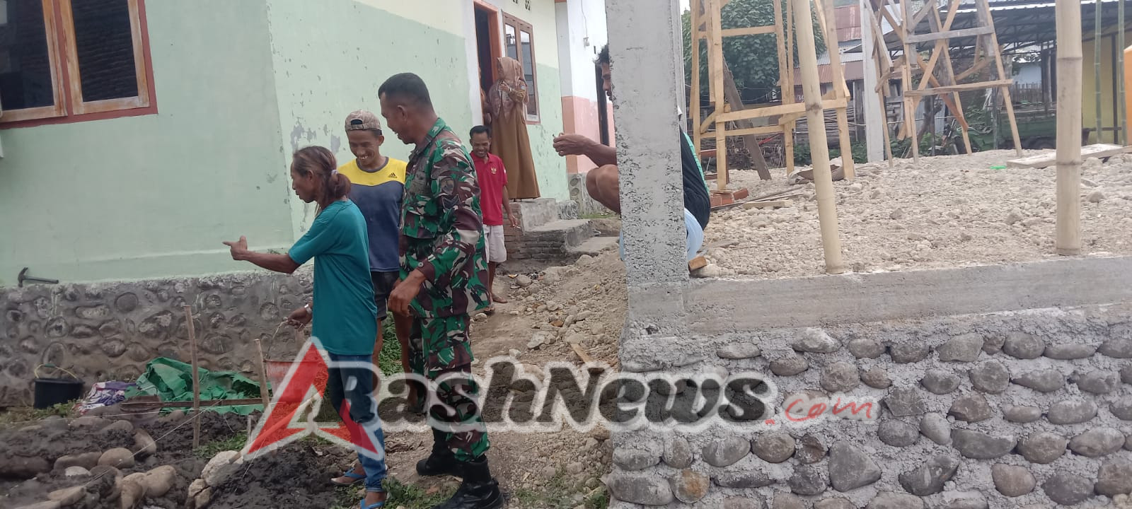 Babinsa Dompu Perkuat Kebersamaan Lewat Pendampingan Pembangunan Rumah