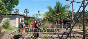 Babinsa Koramil 1618-04/Bisel Bantu Warga Bangun Kandang Ternak Ayam di Desa Nunmafo