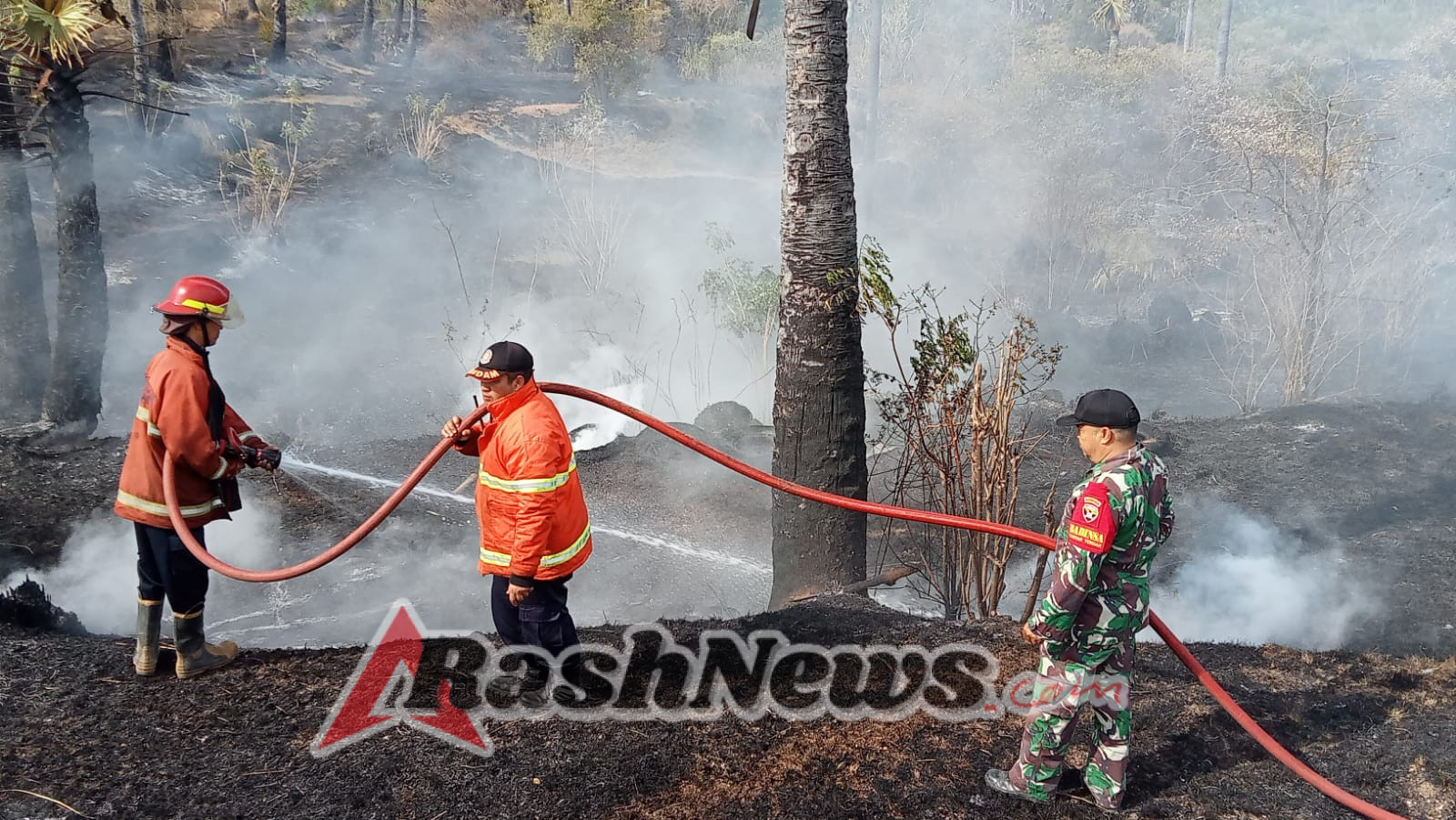 Babinsa 1623-08/Kubu ikut padamkan api kebakaran lahan.