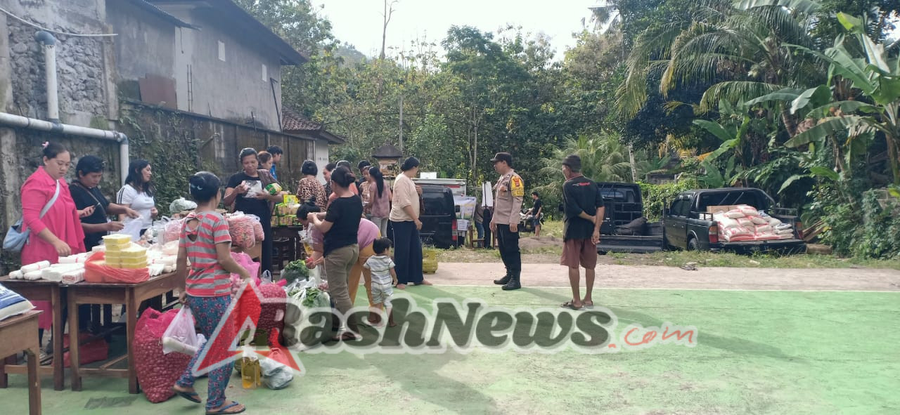 Bhabinkamtibmas Desa Gegelang Sambangi dan Amankan Kegiatan Pasar Murah Yang Dilaksanakan di Wilayah Desa  Binaan