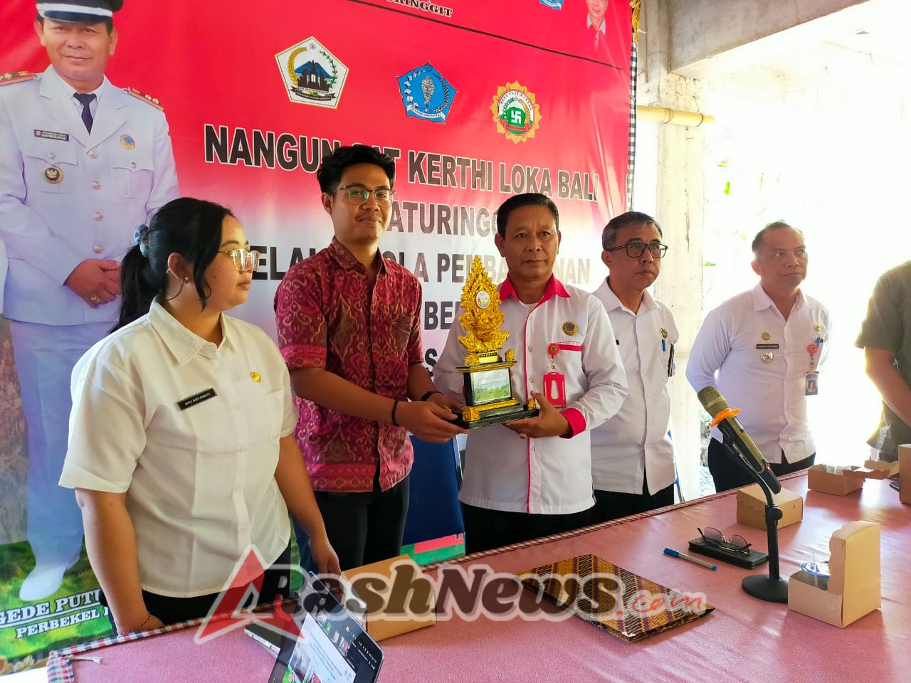 Babinsa 1623-08/Kubu dukung Peresmian PLTS Atap Desa dan Rumah Pompa Pam Desa Baturinggit.