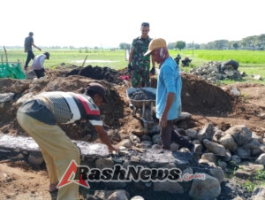 Gotong Royong Babinsa Dorokobo Tingkatkan Kebersamaan dan Olahraga