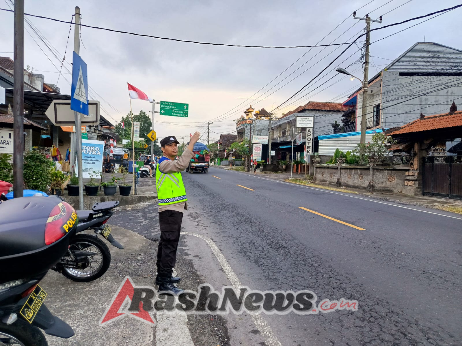 v,Berikan rasa aman Personel Polsek Selemadeg barat gelar Strong Point pagi di Depan SMP Negeri 1 Selbar