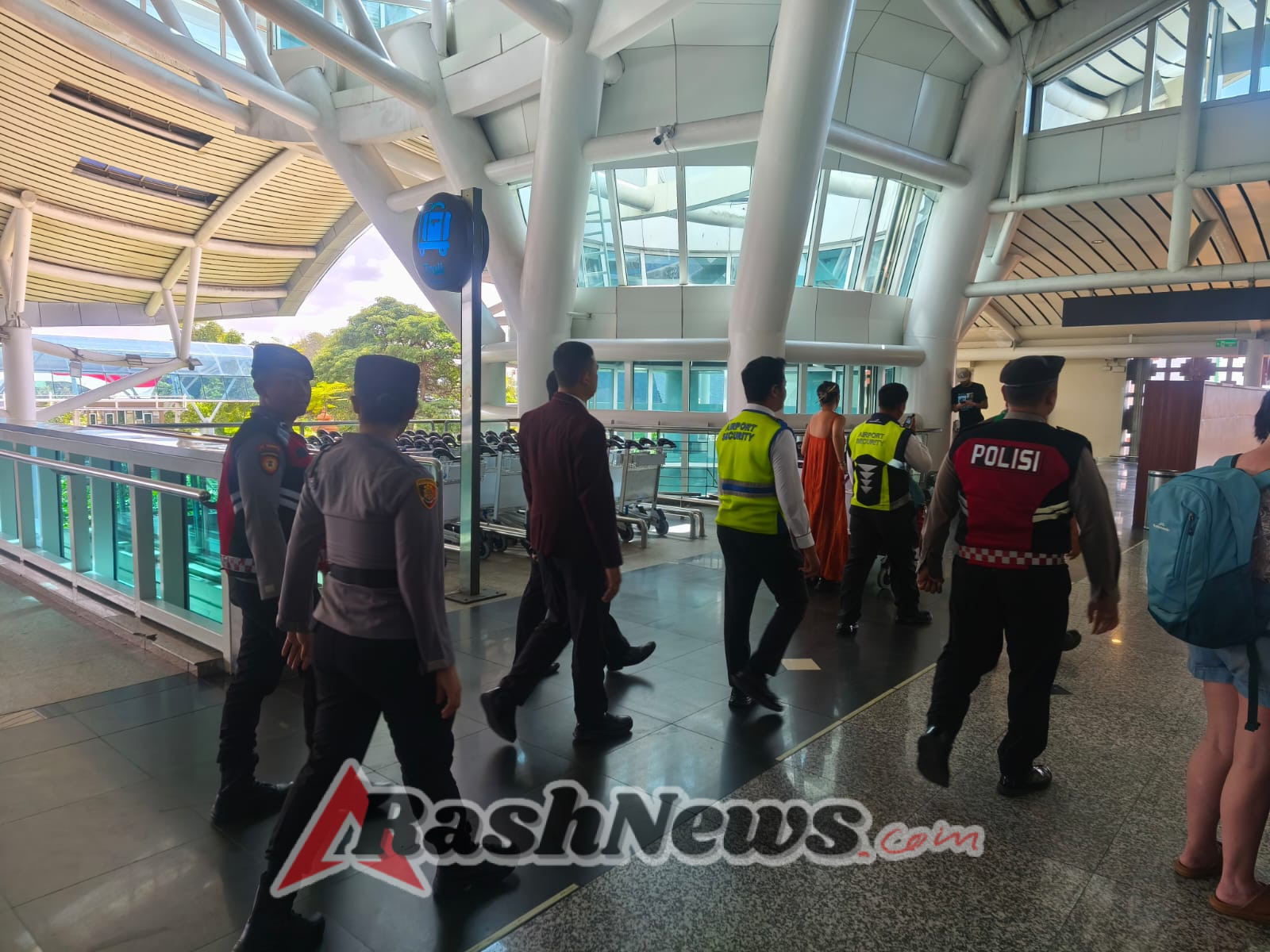 Patroli Gabungan Polres Bandara, TNI AU, dan Avsec Wujudkan Keamanan di Terminal Internasional Ngurah Rai