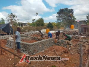 Dekat dengan Rakyat, Babinsa Gelar Komsos dan Kerja Bakti di Olafulihaa