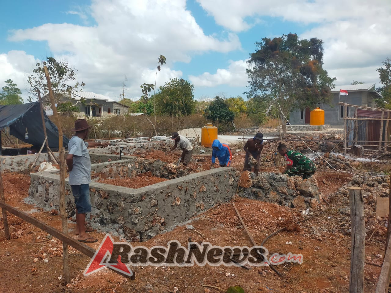 Dekat dengan Rakyat, Babinsa Gelar Komsos dan Kerja Bakti di Olafulihaa