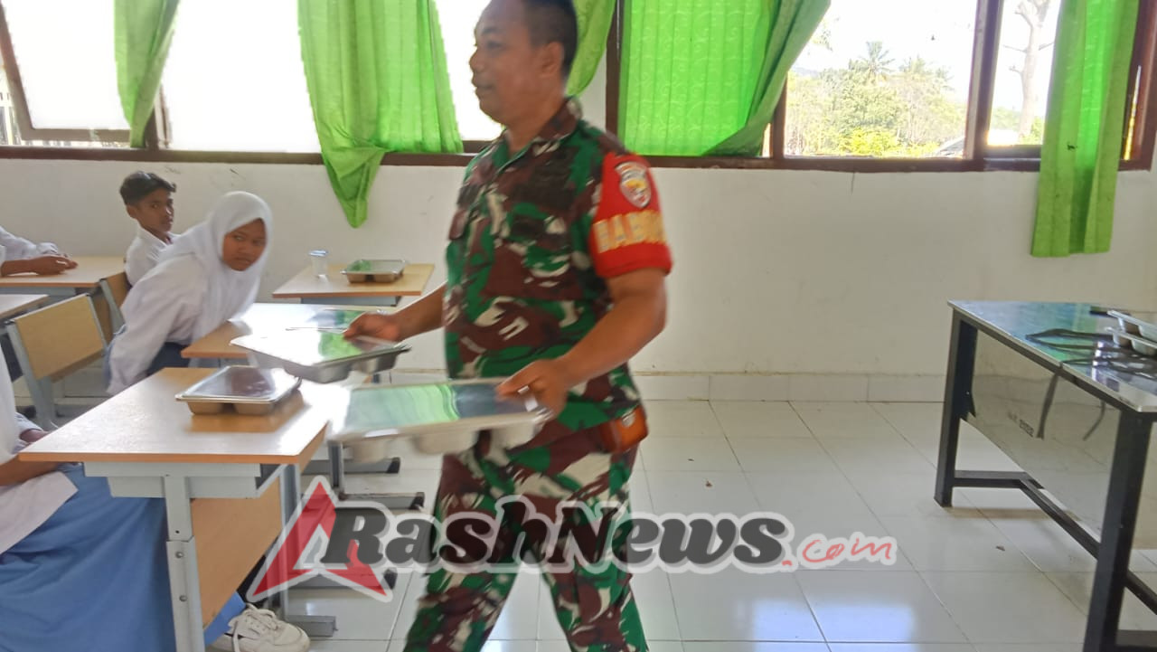 Babinsa Daha Dampingi Penyaluran Makan Siang Bergizi untuk 559 Pelajar