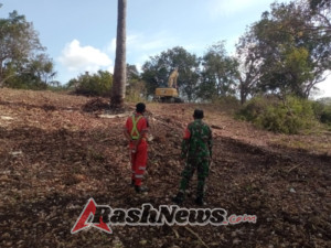 Babinsa Rote Timur Monitoring Pembersihan Lahan Proyek Tambak Garam Nasional