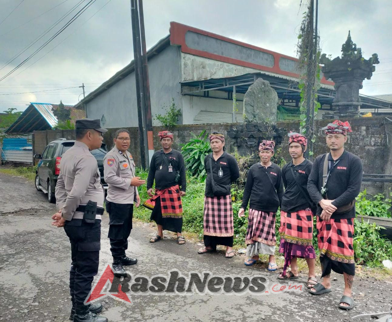 SatBinmas Laksanakan Sambang Dengan Berkoordinasi Kepada Para Pecalang Dalam Menjaga Situasi Kamtibmas